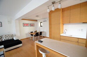 Basic Apartment, 1 Bedroom | In-room dining