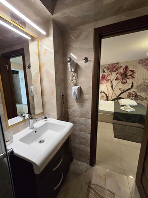 Studio 10 | Baño | Regadera, amenidades de baño gratuitas, secadora de cabello, toallas 