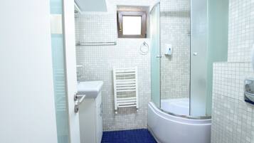 Queen Studio 4 | Kamar mandi | Shower, perlengkapan mandi gratis, pengering rambut, dan handuk