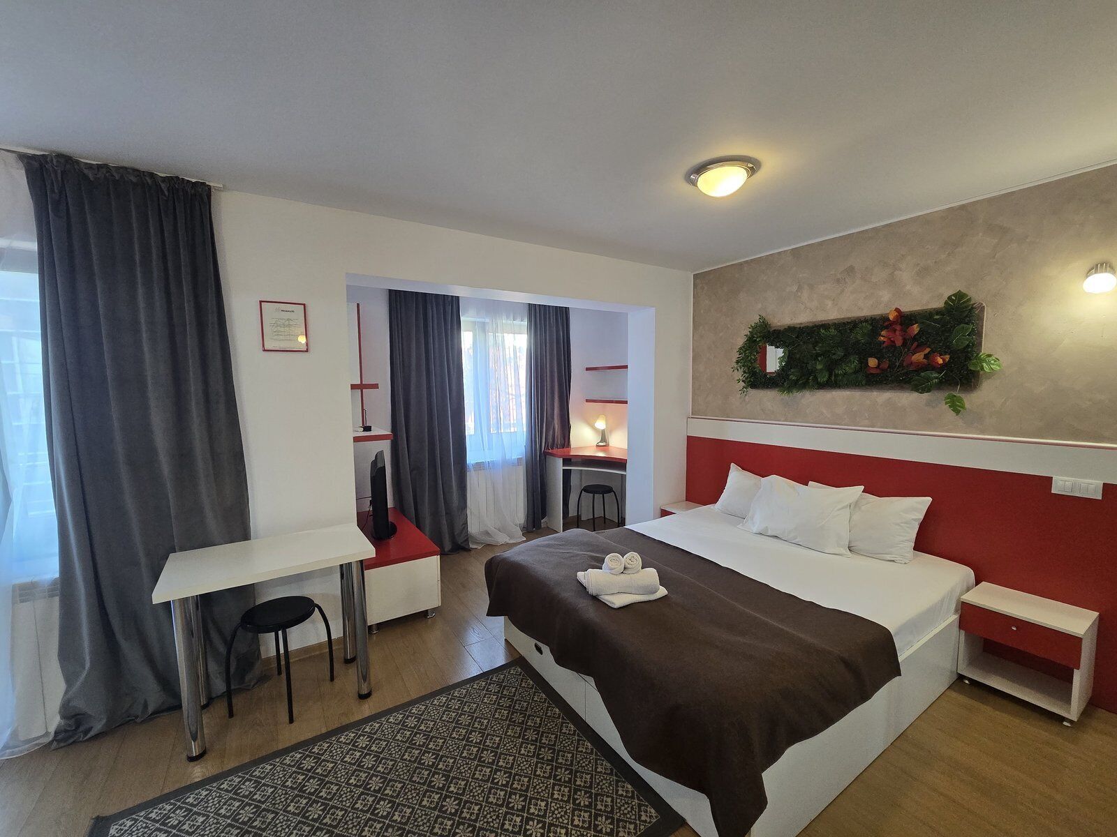 Ropa de cama hipoalergénica, escritorio y tabla de planchar con plancha 