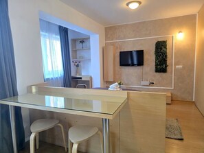 Hypo-allergenic bedding, desk, iron/ironing board, free WiFi - Decebal Residence Apartments (Bucharest)