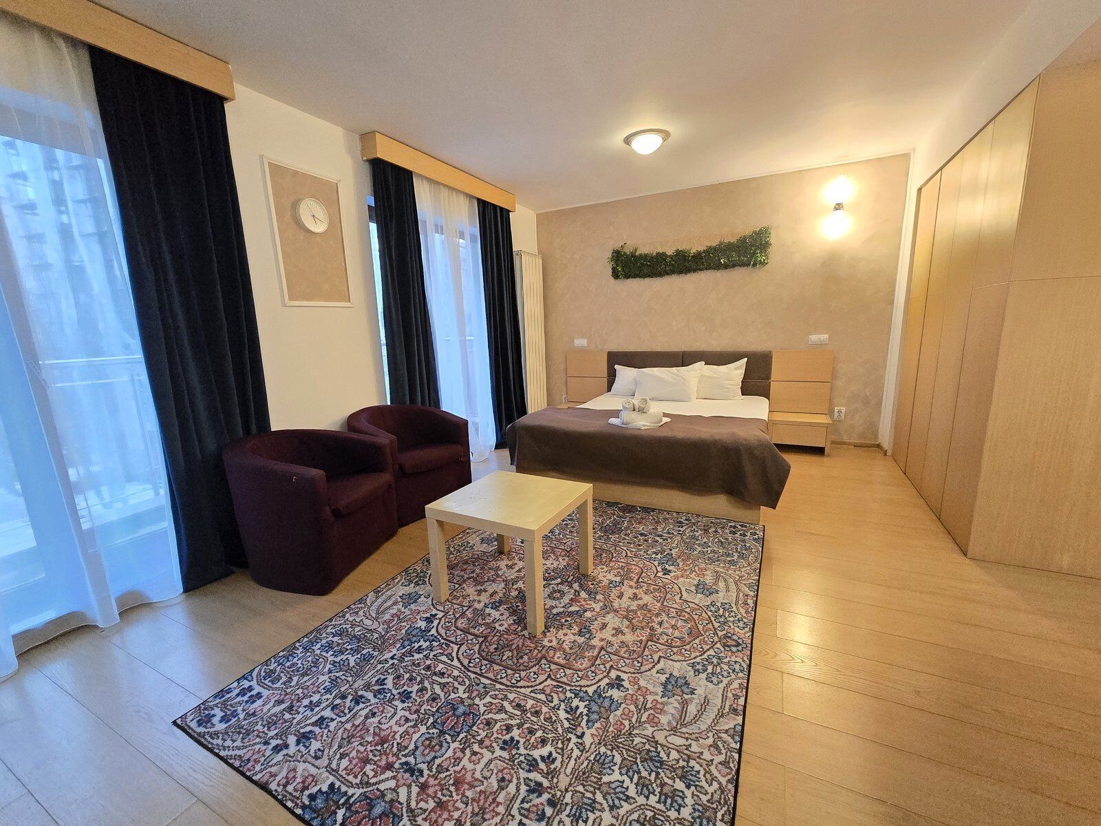 King Studio 7 | Living area | LED TV, offices