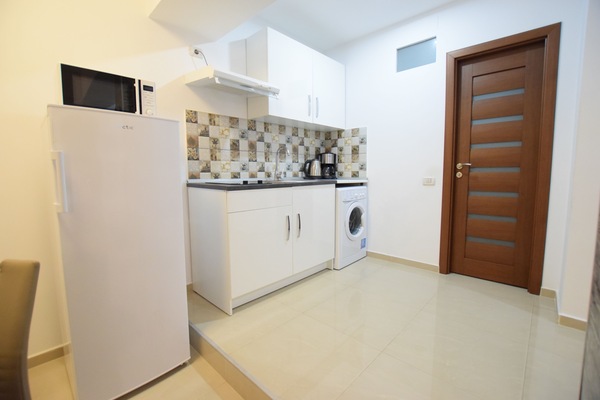 Studio 9 | Cocineta privada | Refrigerador, microondas, parrilla de estufa y cafetera y tetera