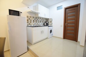 Geladeira, micro-ondas, cooktop, cafeteira/chaleira