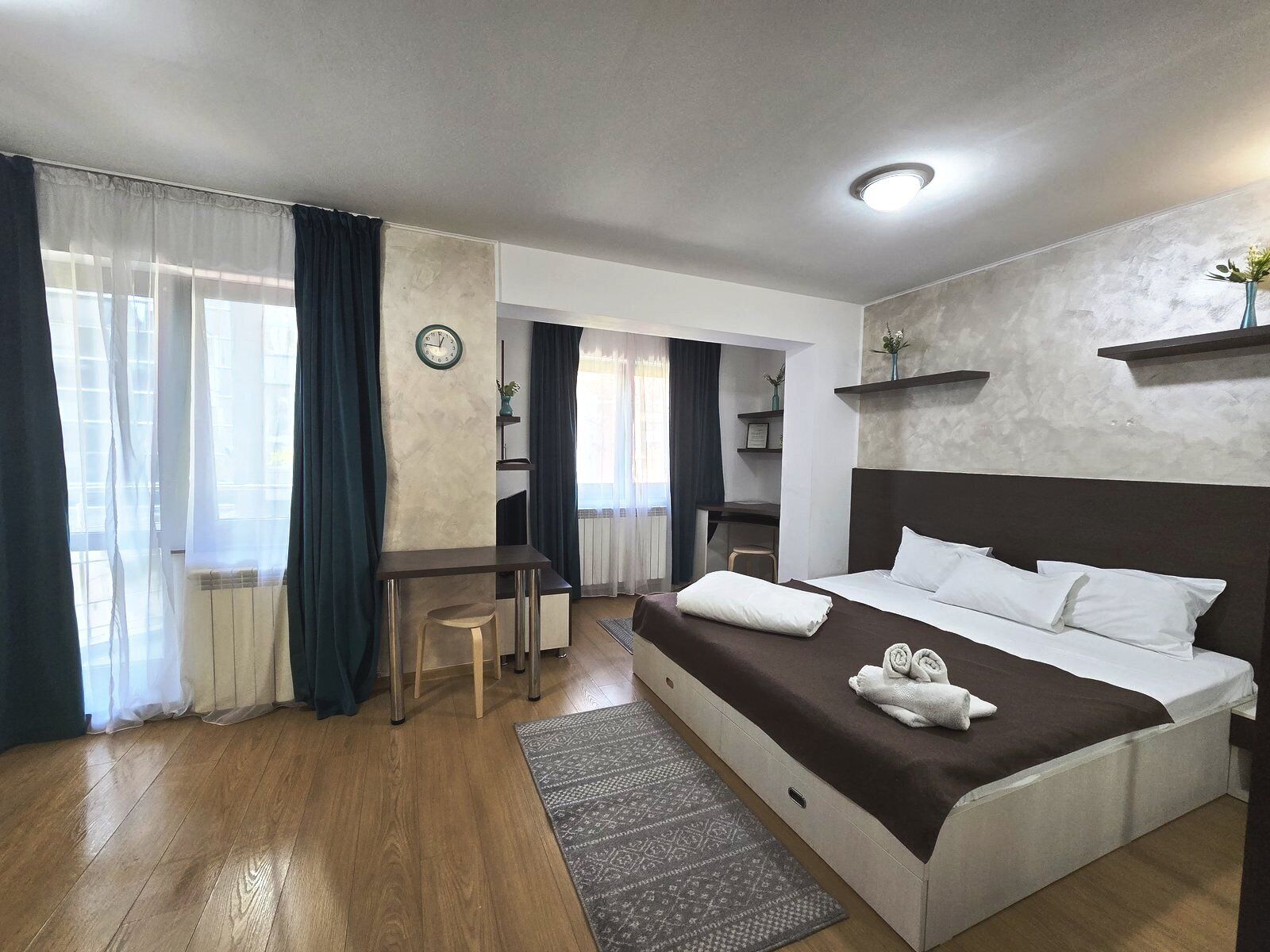 Ropa de cama hipoalergénica, escritorio y tabla de planchar con plancha 