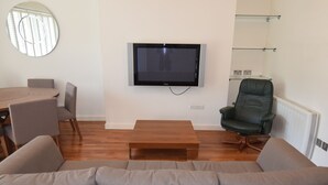 Deluxe-Apartment, 2 Schlafzimmer, barrierefrei, Flussblick | Wohnzimmer