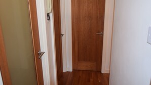 Deluxe-Apartment, 2 Schlafzimmer, barrierefrei, Flussblick | Flur