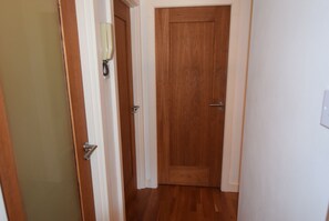 Deluxe Apartment, 2 Bedrooms, Accessible, River View | Hallway