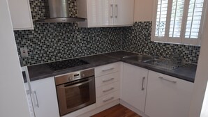 Deluxe-Apartment, 2 Schlafzimmer, barrierefrei, Flussblick | Eigene Küche