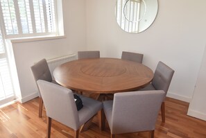 Appartement Deluxe, 2 chambres, accessible aux personnes à mobilité réduite, vue fleuve | Restauration dans la chambre