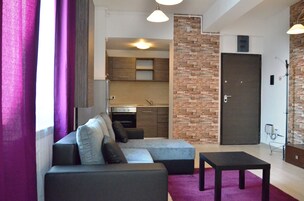 Apartment, 1 Bedroom 55 | Olohuone | LED-televisio