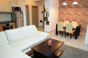 Apartment, 2 Bedrooms 20 | Olohuone | LED-televisio