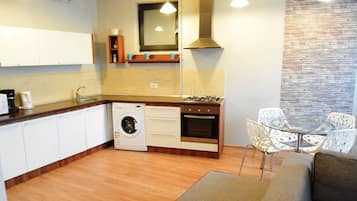 Apartment - Ground Floor 4 | Dapur pribadi | Lemari es, microwave, kompor, dan mesin pembuat kopi/teh