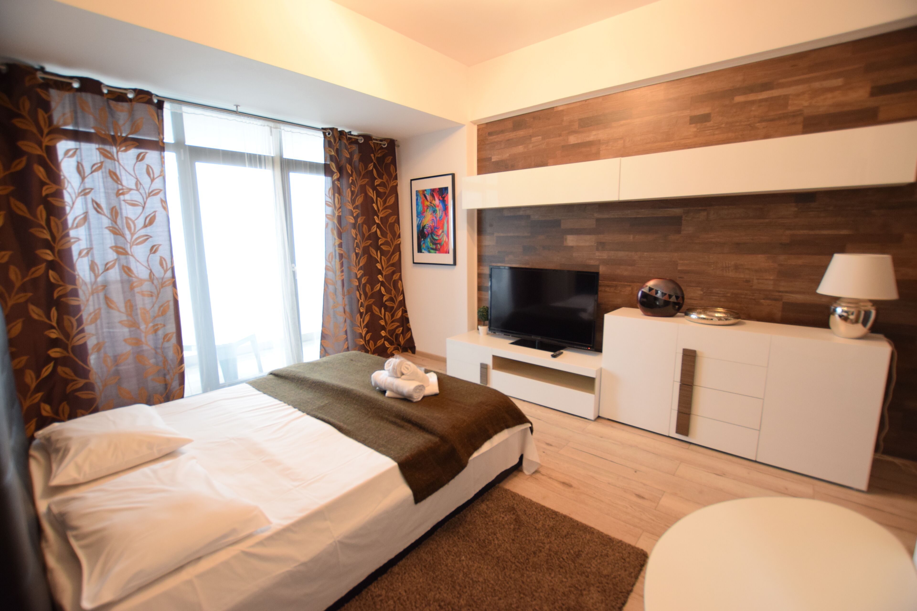 studio 58 with balcony | hypo-allergenic bedding, individually furnished, soundproofing