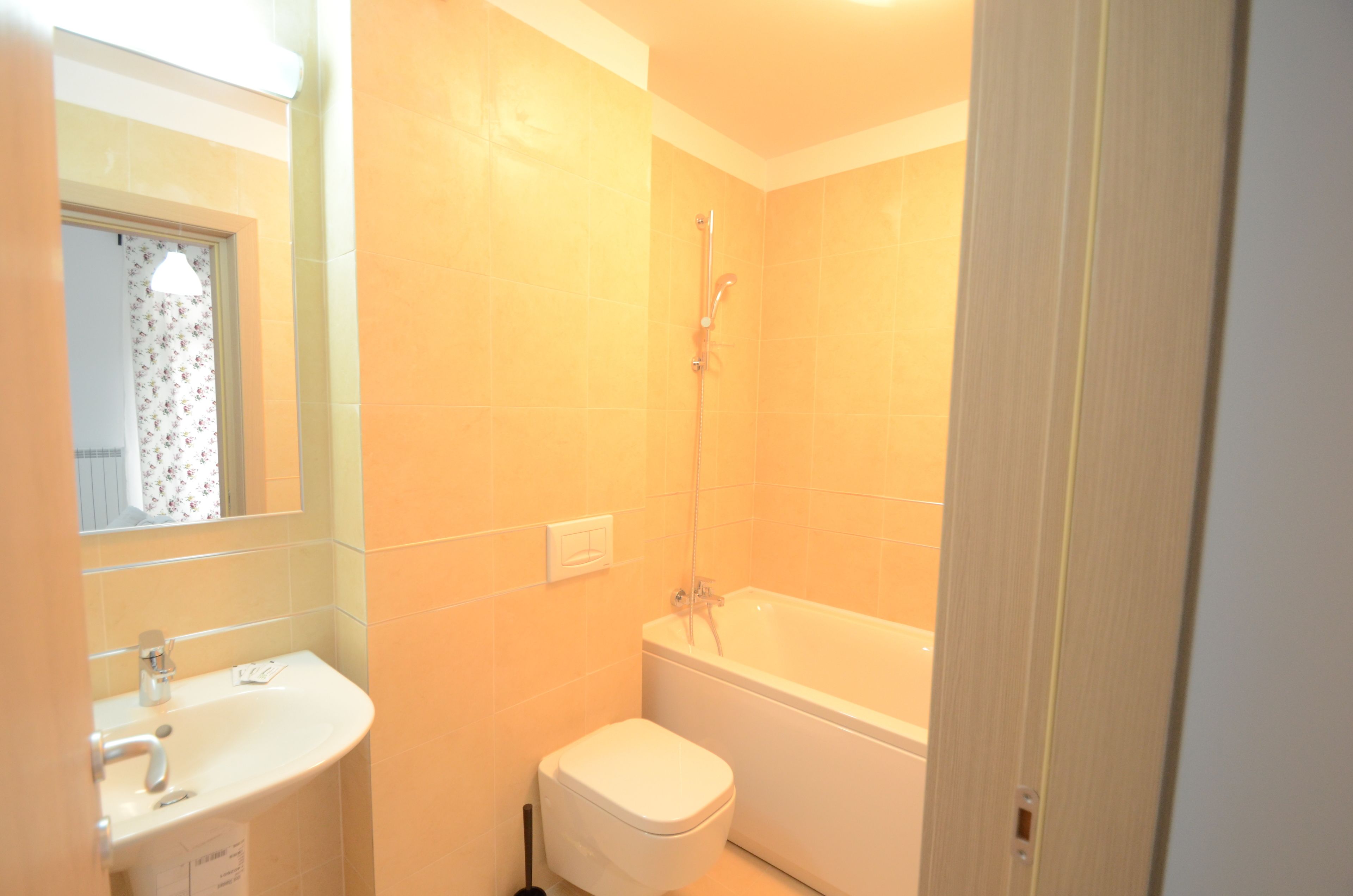 Un baño con lavabo, inodoro y bañera.
