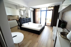 Studio 58 with balcony | Oleskelualue | LED-televisio