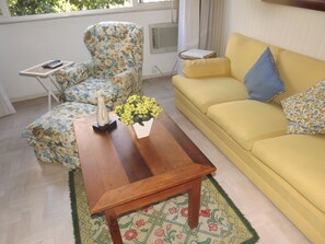 Apartamento tradicional | Sala de estar | TV