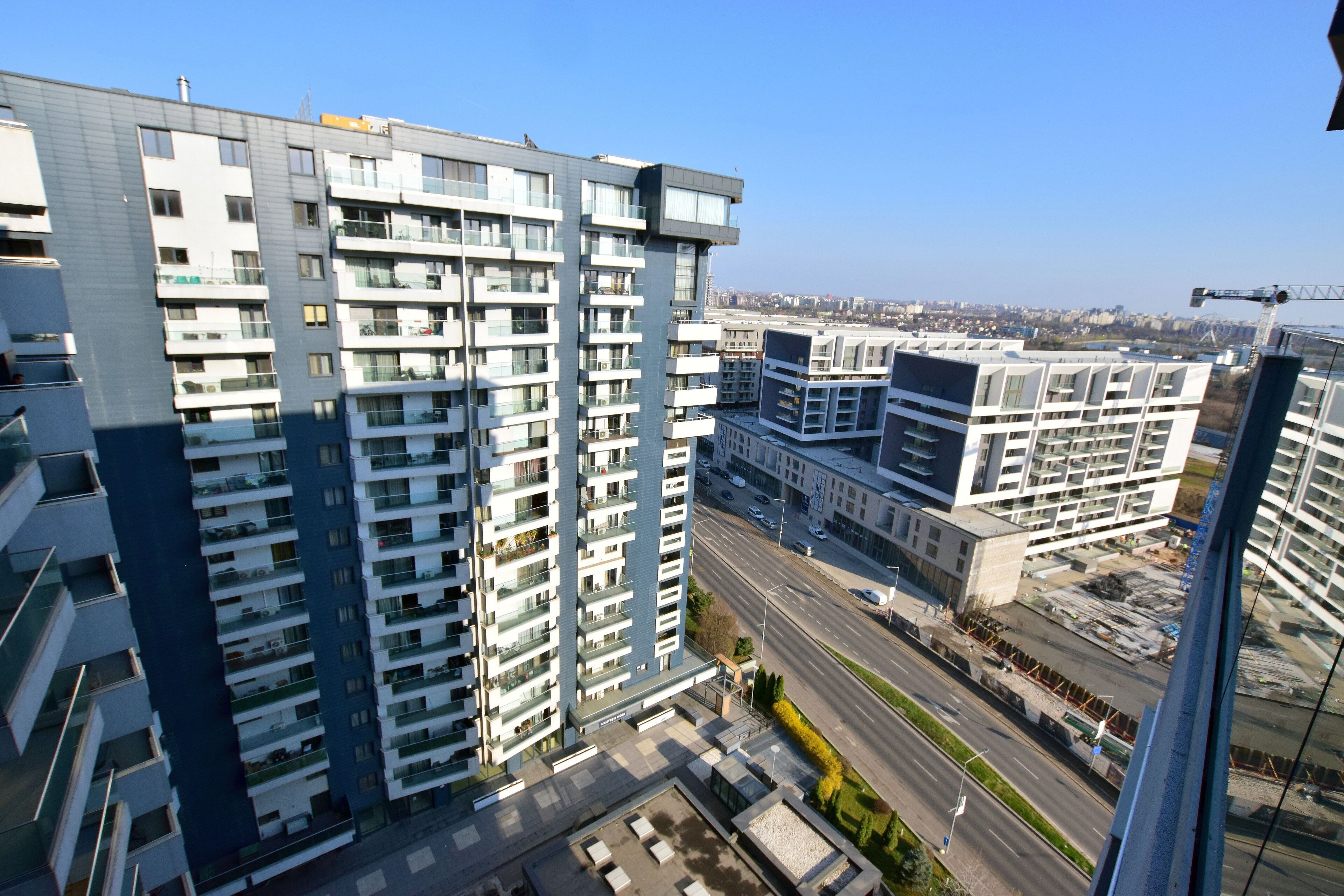 Un edificio residencial de gran altura con varios balcones y un diseño arquitectónico moderno.