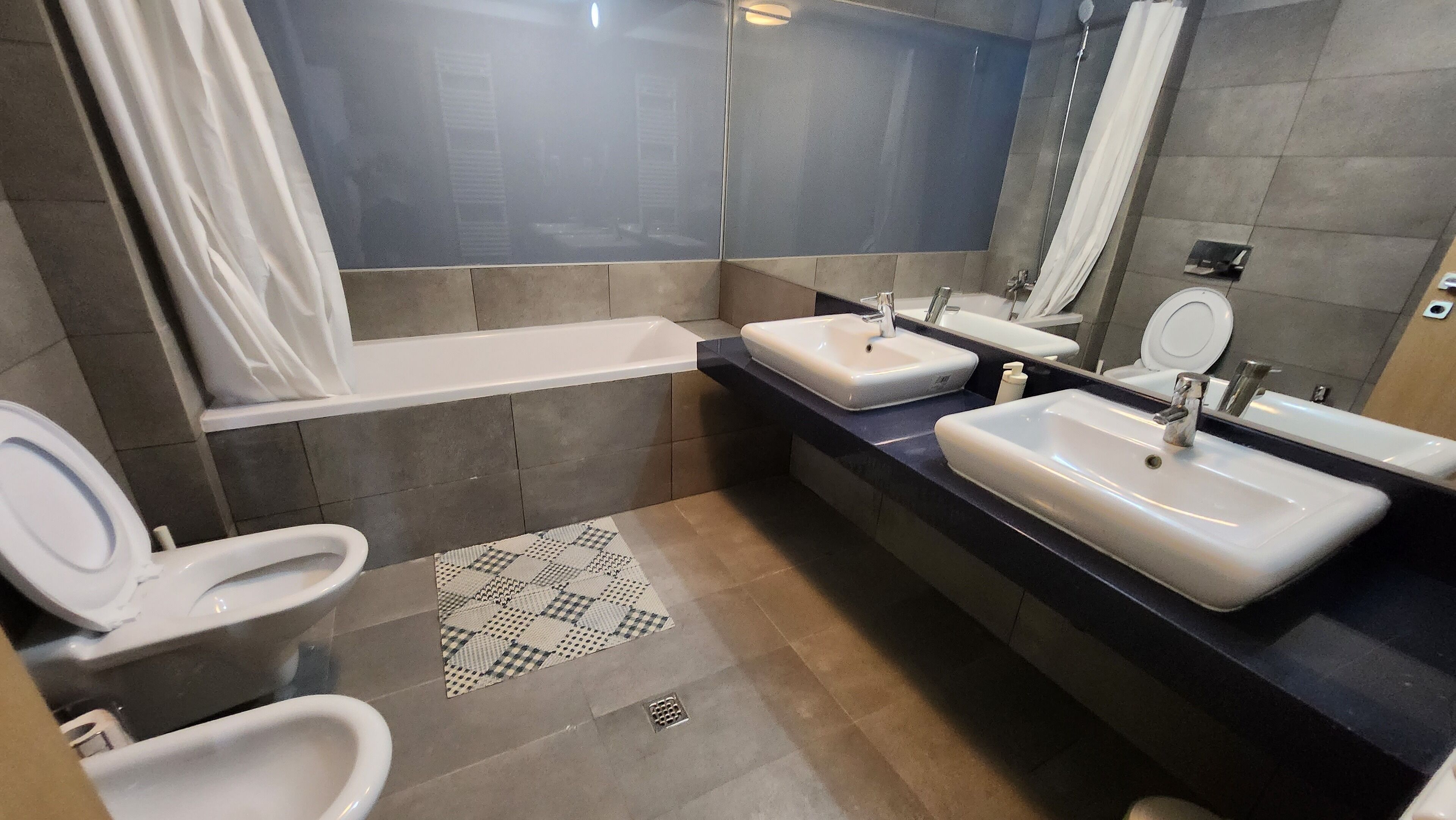 apartament 2 bedrooms c5 | bathroom | bathtub, free toiletries, hair dryer, towels