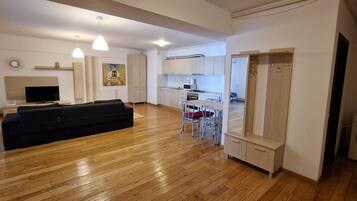 Un apartamento moderno con sala de estar, cocina y lavadero.