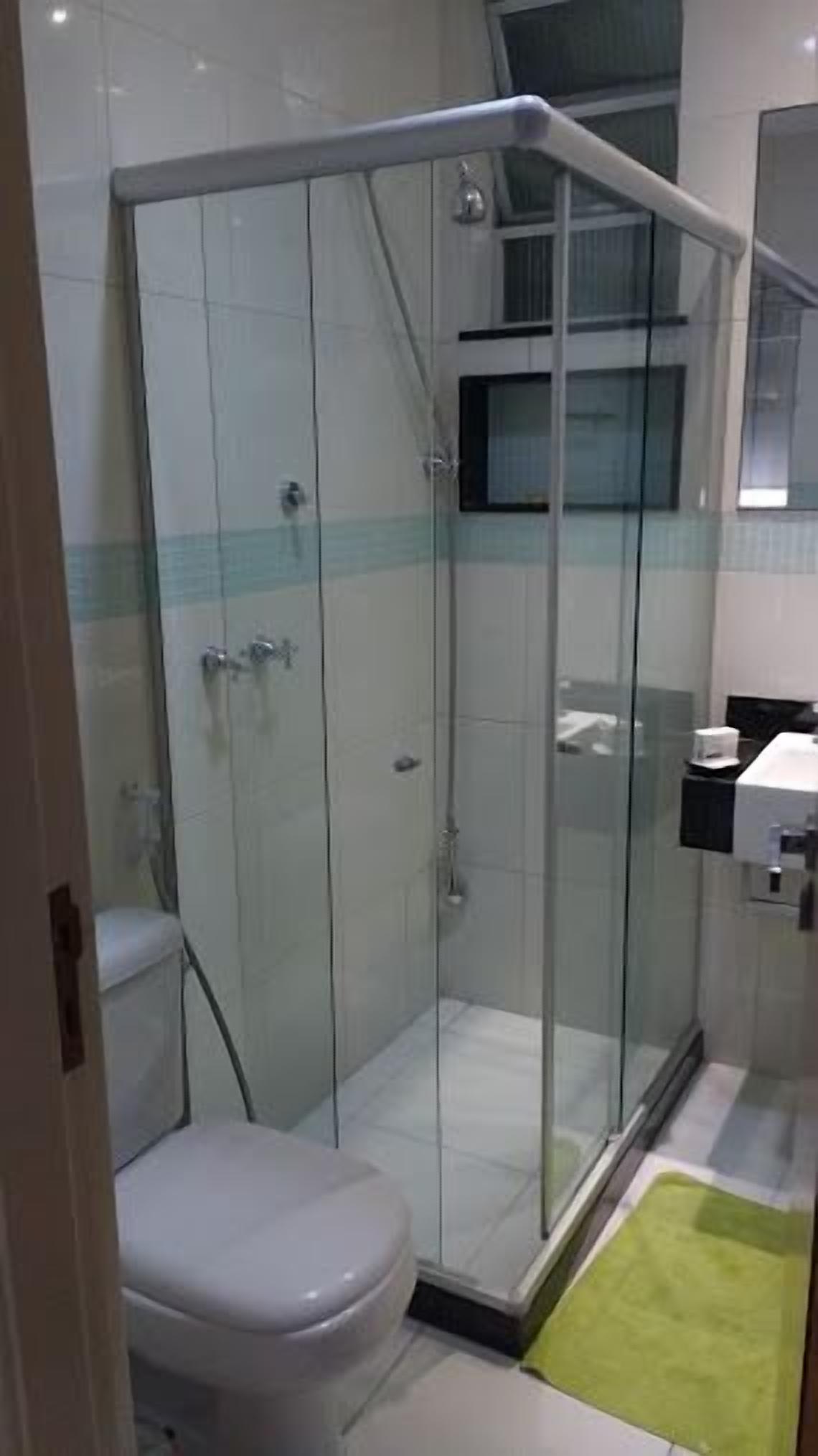 Traditioneel appartement | Badkamer | Een douche, een haardroger, handdoeken