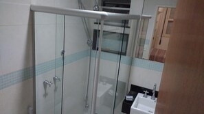 Traditional Apartment | Bathroom | Shower, hair dryer, towels