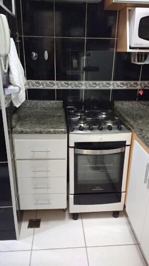 Traditional Apartment | Private kitchen | Fridge, microwave, oven - Apartamento Monte Azul (Rio de Janeiro)