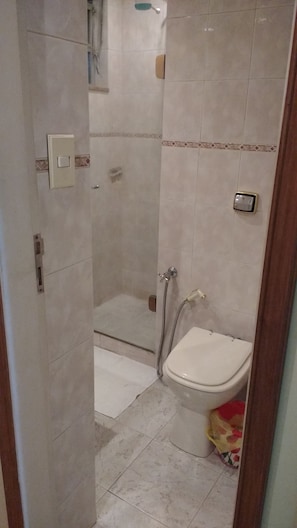 Chuveiro, secador de cabelo, toalhas de banho 