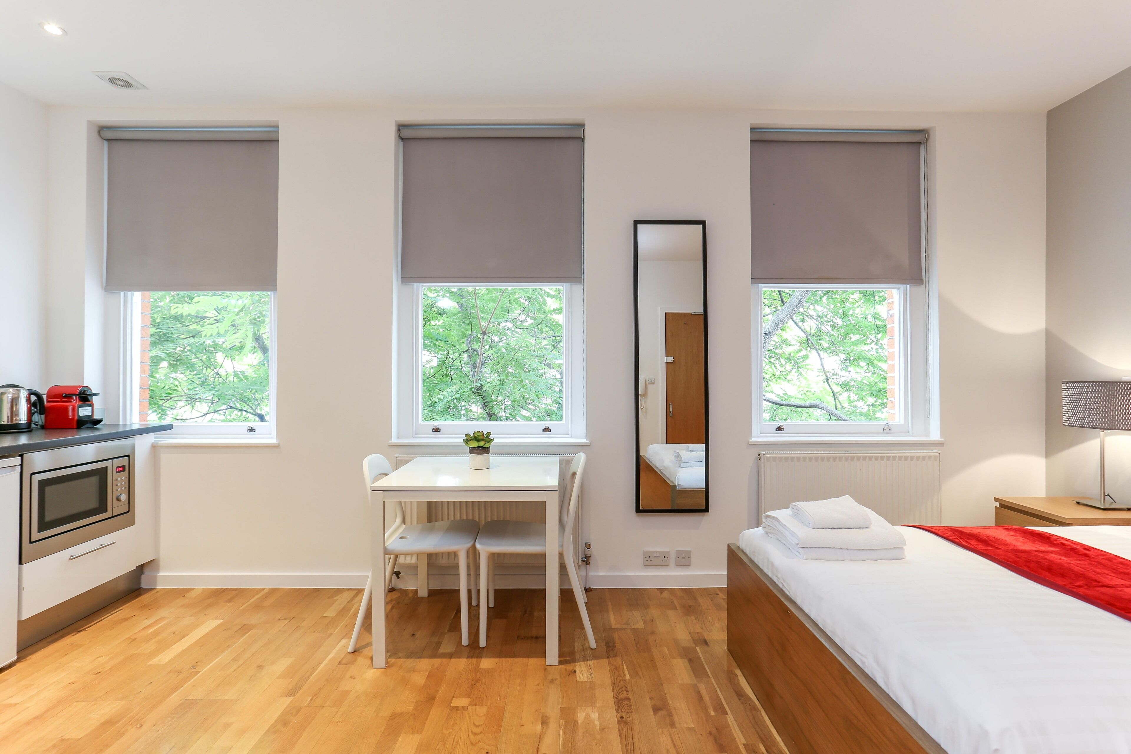 Deluxe Studio Apartment | Servicio de comidas en la habitación