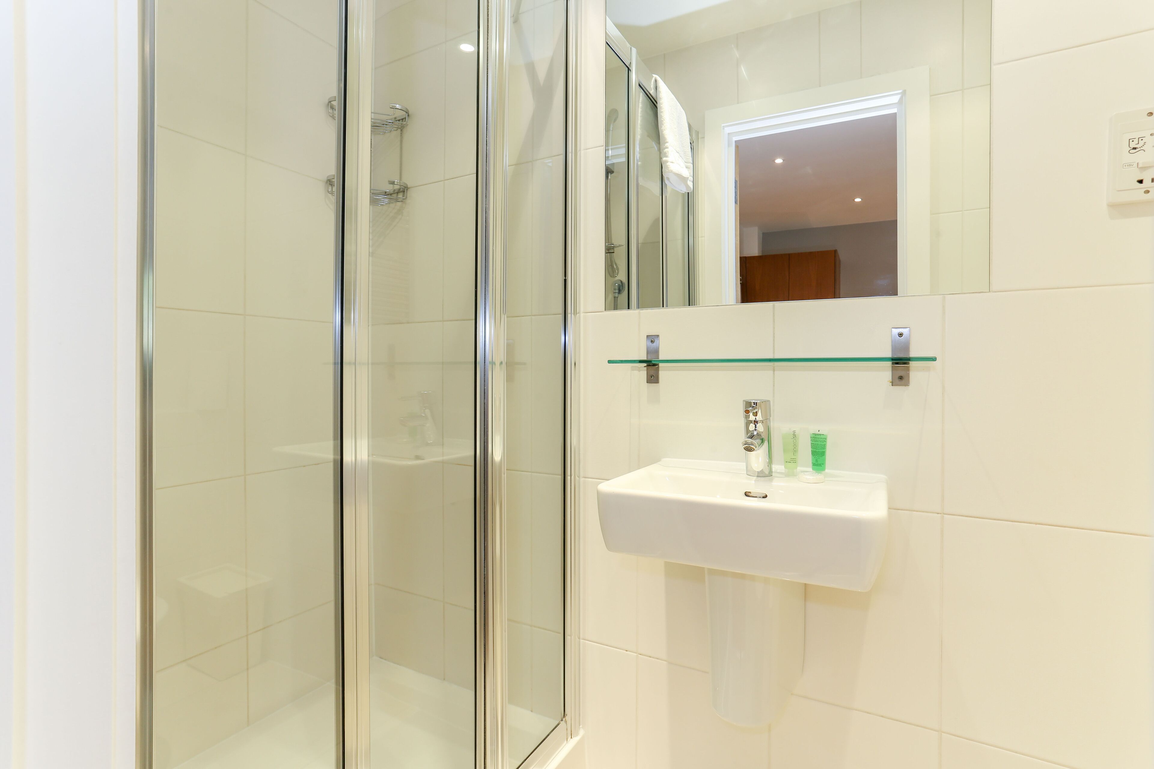 Deluxe Studio Apartment | Baño | Ducha, artículos de higiene personal gratuitos y secador de pelo