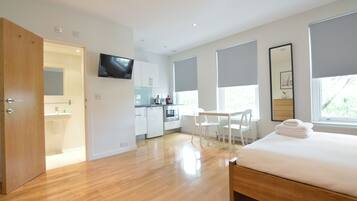 Deluxe Studio Apartment | Coin séjour | Télévision à écran plat de 32 pouces avec chaßnes par satellite