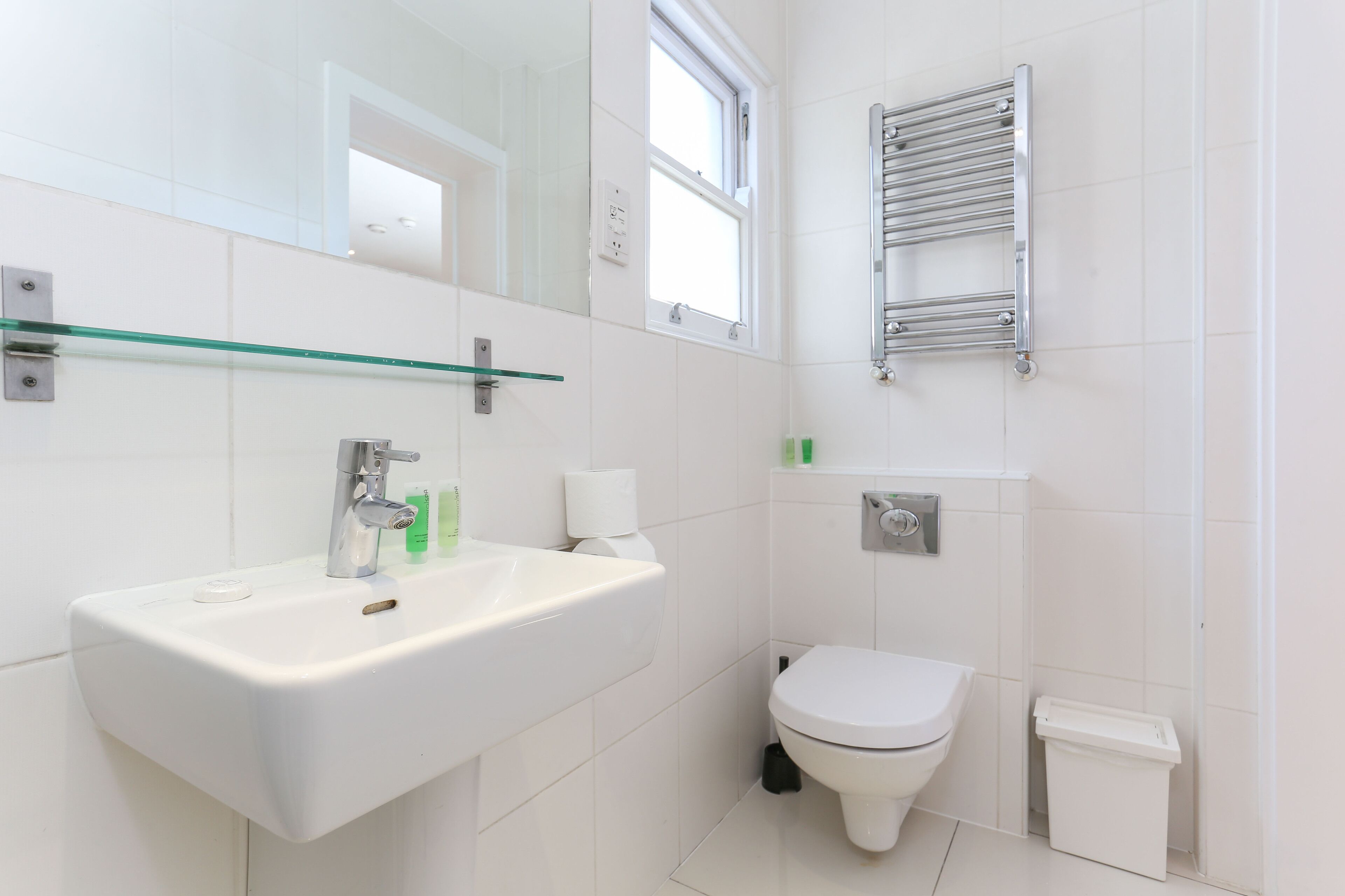 Standard Studio Apartment | Baño | Ducha, artículos de higiene personal gratuitos y secador de pelo