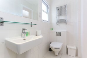 Standard Studio Apartment | Bad | Dusj, toalettartikler (inkludert), hårføner og håndklær