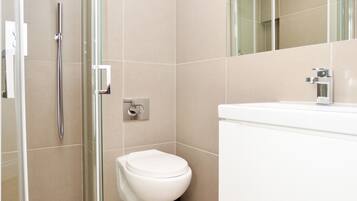 Apartament Deluxe | Bany | Dutxa, articles de tocador gratuïts, assecador de cabells i tovalloles