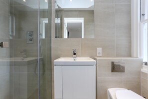 Standard Studio Apartment | Bad | Dusj, toalettartikler (inkludert), hårføner og håndklær