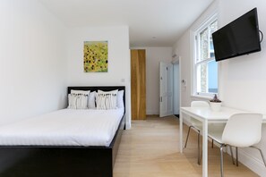 Economy 1 Bedroom Apartment | Allergitestet sengetøy, blendingsgardiner og strykejern/-brett