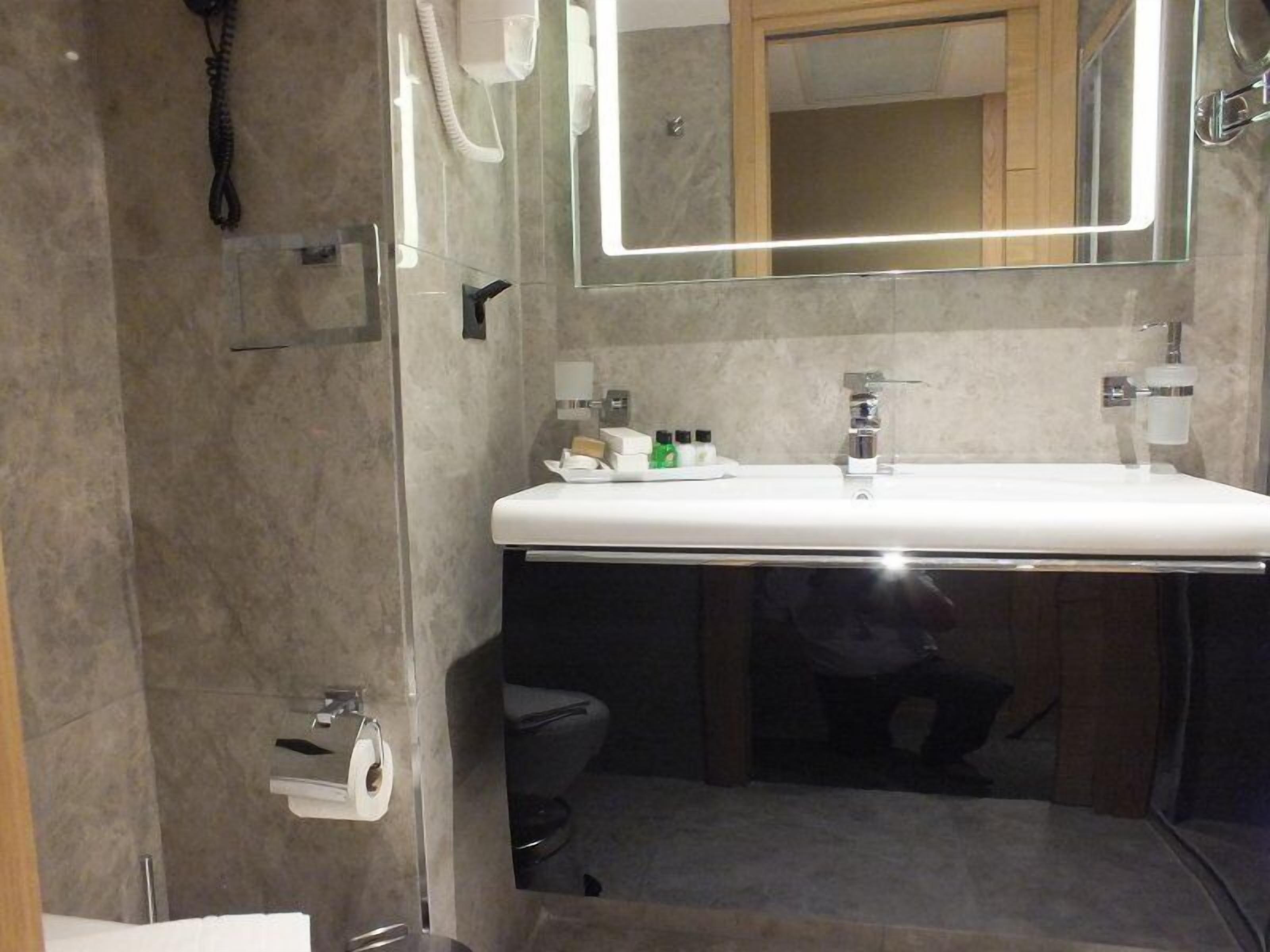 shower, free toiletries, hair dryer, slippers