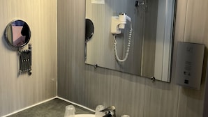 Shower, free toiletries, hair dryer, towels - Logis Hotel Bellevue (Saint-Martin-d'Ardèche)