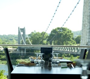 Der serveres frokost, aftensmad og regionale retter