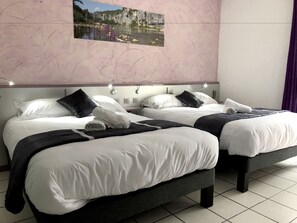 Comfort driepersoonskamer | Een kluis op de kamer, individueel gedecoreerd, individueel gemeubileerd