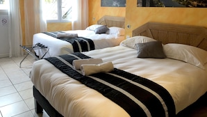 Comfort Triple Room | In-room safe, soundproofing, iron/ironing board (on request) - Logis Hotel Bellevue (Saint-Martin-d'Ardèche)