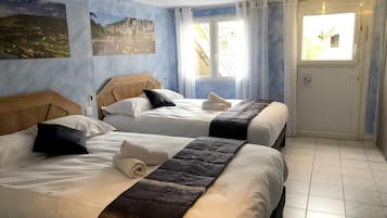 Chambre Quadruple Confort | Coffres-forts dans les chambres, décoration personnalisée