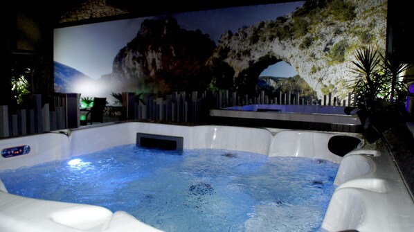 Outdoor spa tub - Logis Hotel Bellevue (Saint-Martin-d'Ardèche)