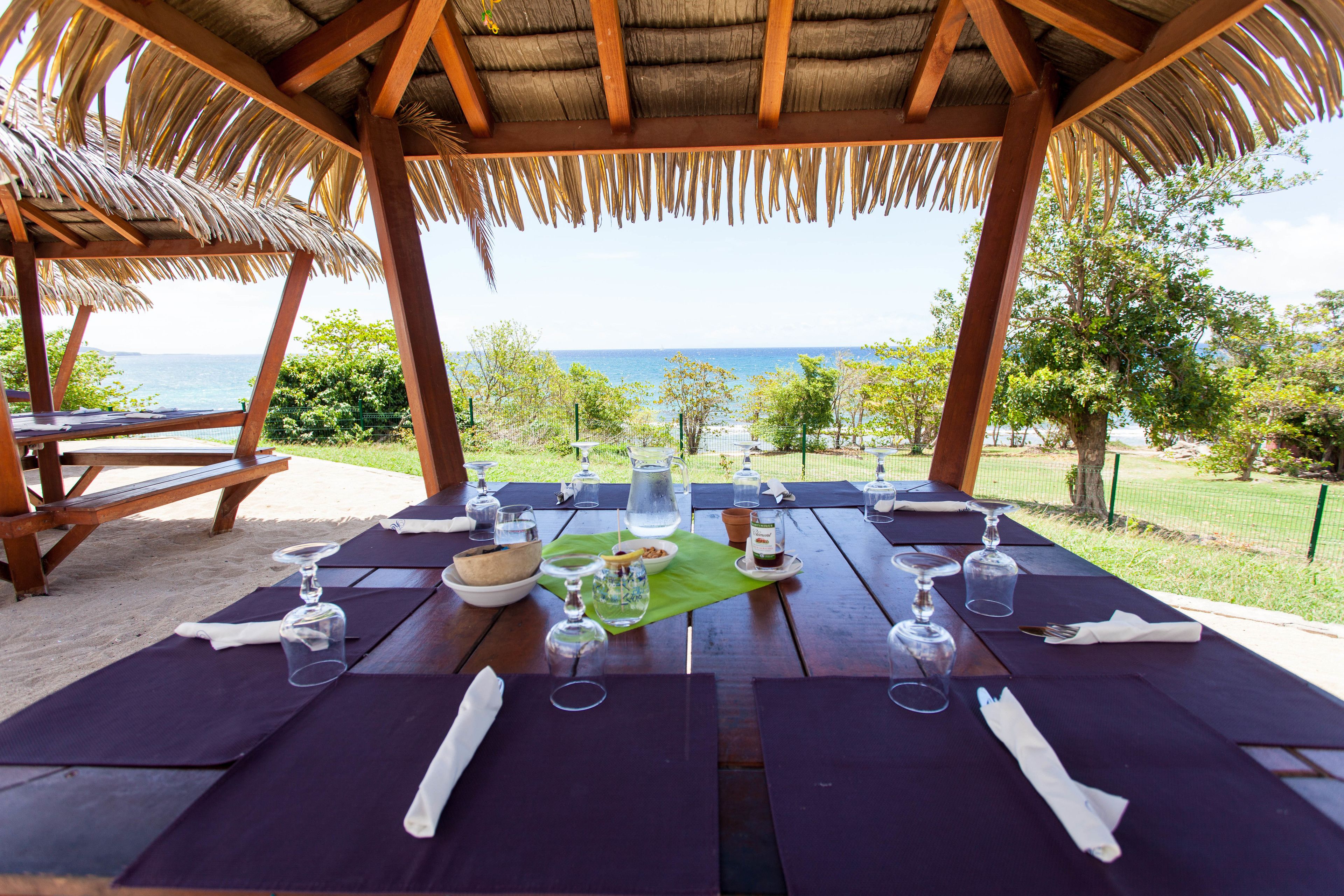 Petit déjeuner, déjeuner et dîner servis sur place, vue sur la piscine