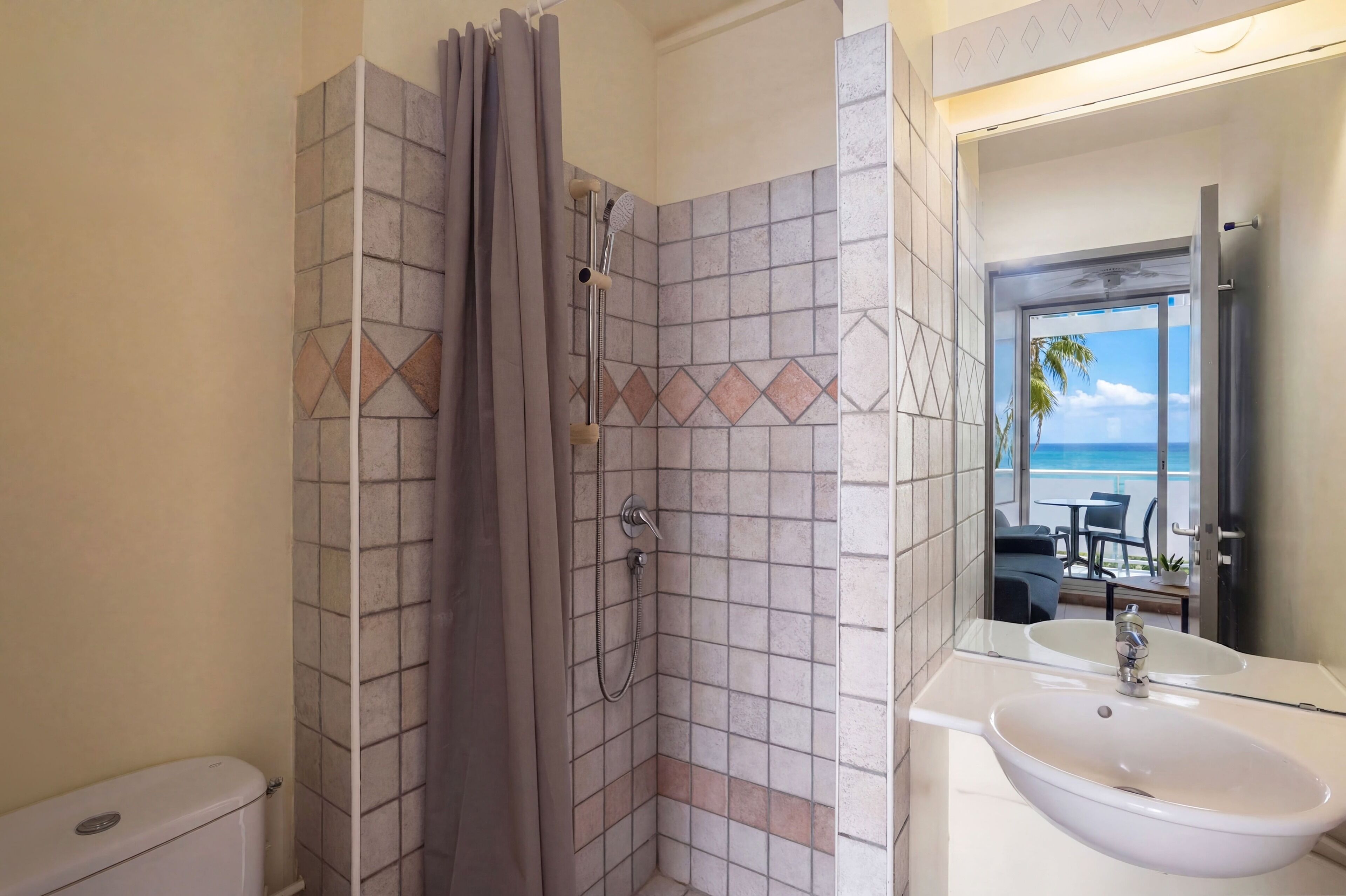 Un baño con ducha, inodoro y lavamanos.