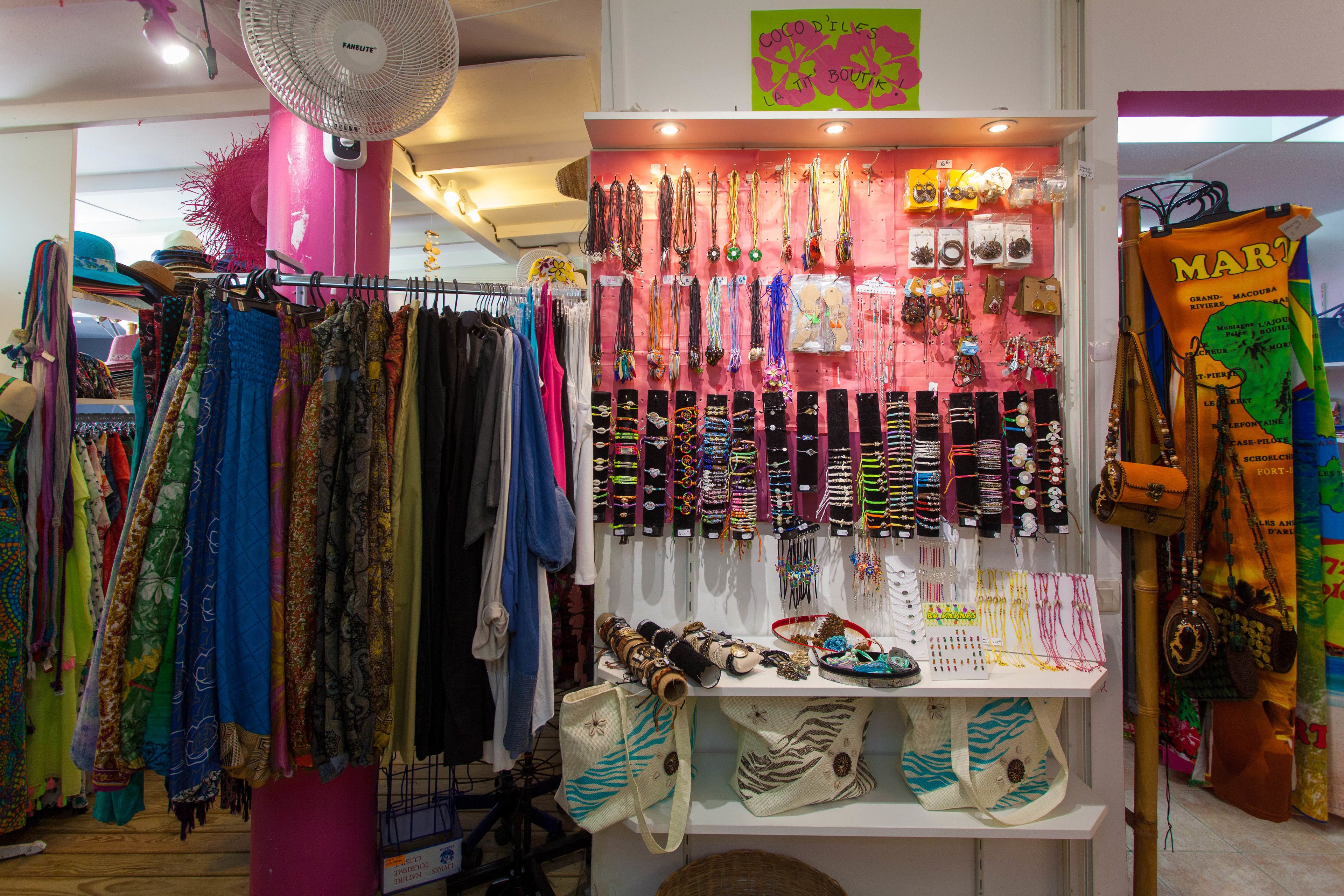 Una joyería y tienda de accesorios que exhibe una variedad de artículos, incluyendo collares, pulseras y bolsos.