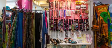 Una joyería y tienda de accesorios que exhibe una variedad de artículos, incluyendo collares, pulseras y bolsos.
