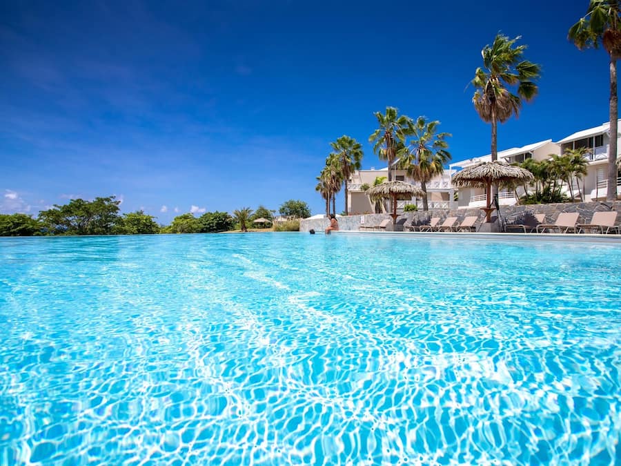 3 piscinas al aire libre, sombrillas, sillones reclinables de piscina