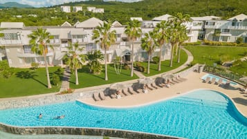 3 buitenzwembaden, parasols bij het zwembad en ligstoelen