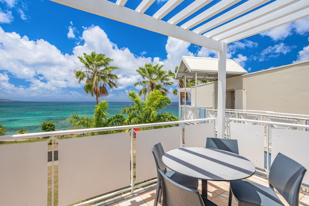 Chambre supérieure, 1 chambre, 2 salles de bains, vue sur la mer | Terrasse/patio